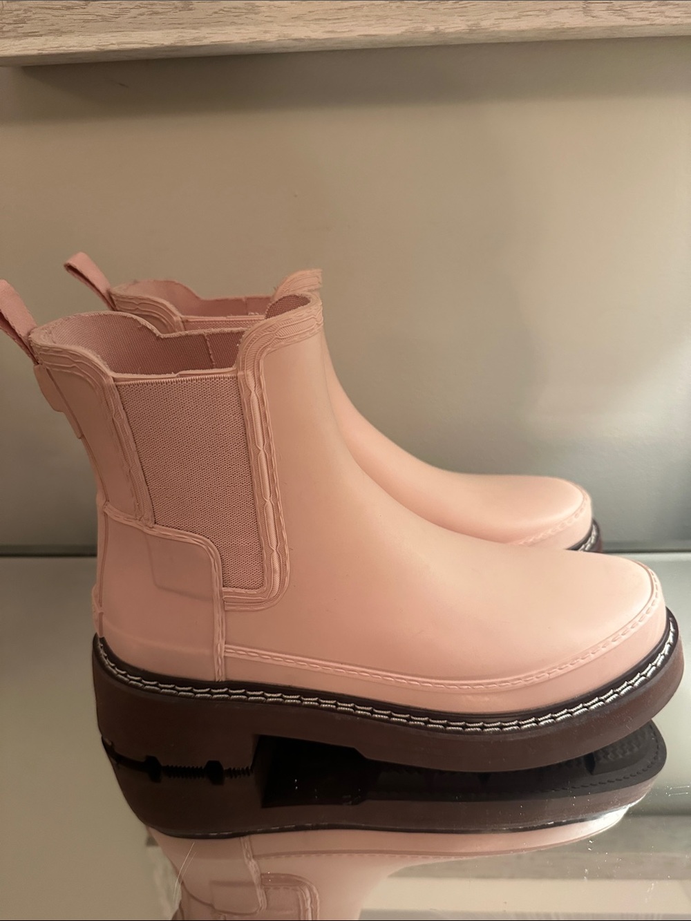 Hunter Chelsea Platform Rain Booties in a Beautiful Soft Pink- Women’s 7